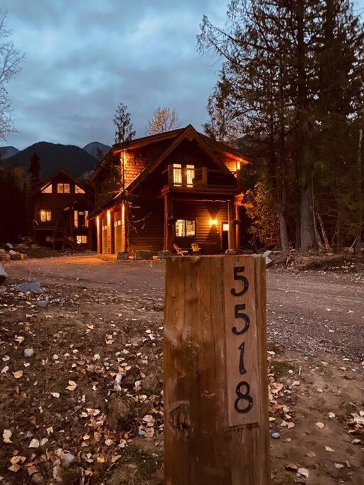 Ski-In Chalet: Private Hot Tub, Bonus Bunk House Fernie Ngoại thất bức ảnh