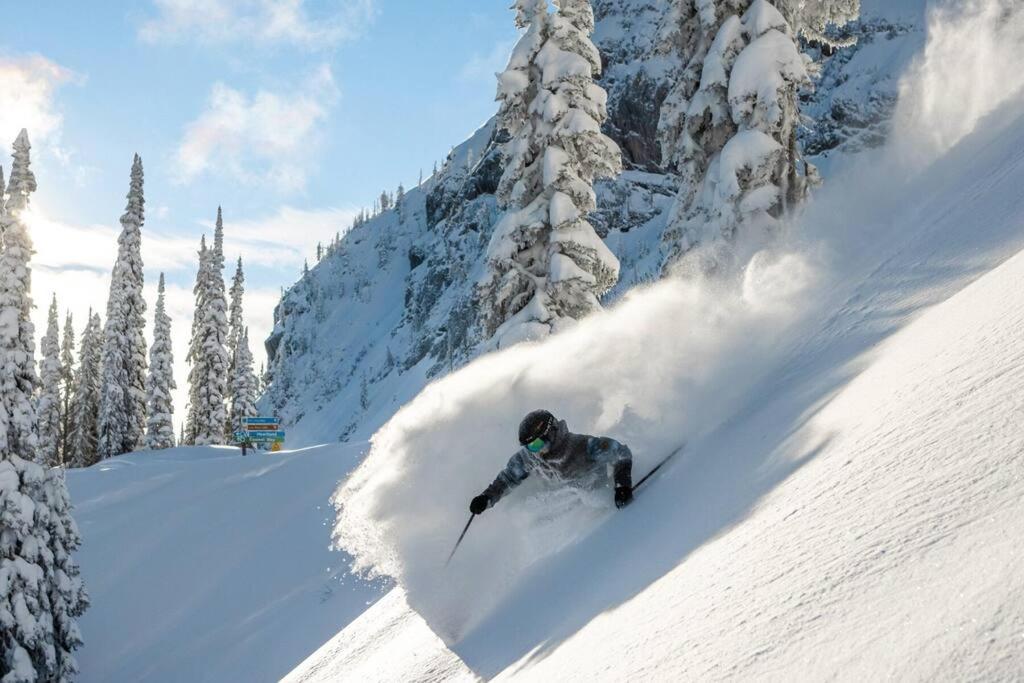 Ski-In Chalet: Private Hot Tub, Bonus Bunk House Fernie Ngoại thất bức ảnh