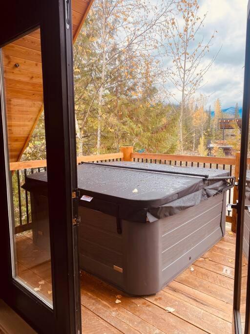 Ski-In Chalet: Private Hot Tub, Bonus Bunk House Fernie Ngoại thất bức ảnh